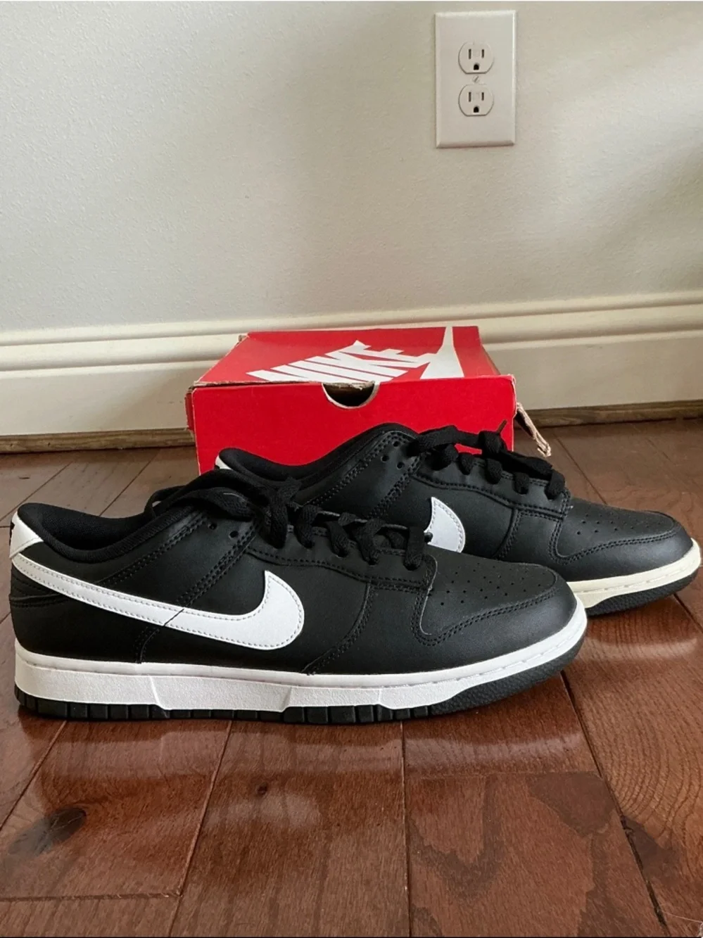 Nike Men’s Dunk Low Retro Panda 2.0.  Size 9.5 - Pre-Owned w Box